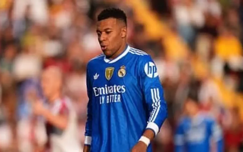 نجوم برشلونة وباريس يقودون فريق العام 2025 بقوة